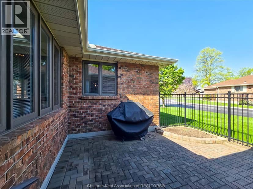 21 Earl DRIVE — photo 4 of 40
