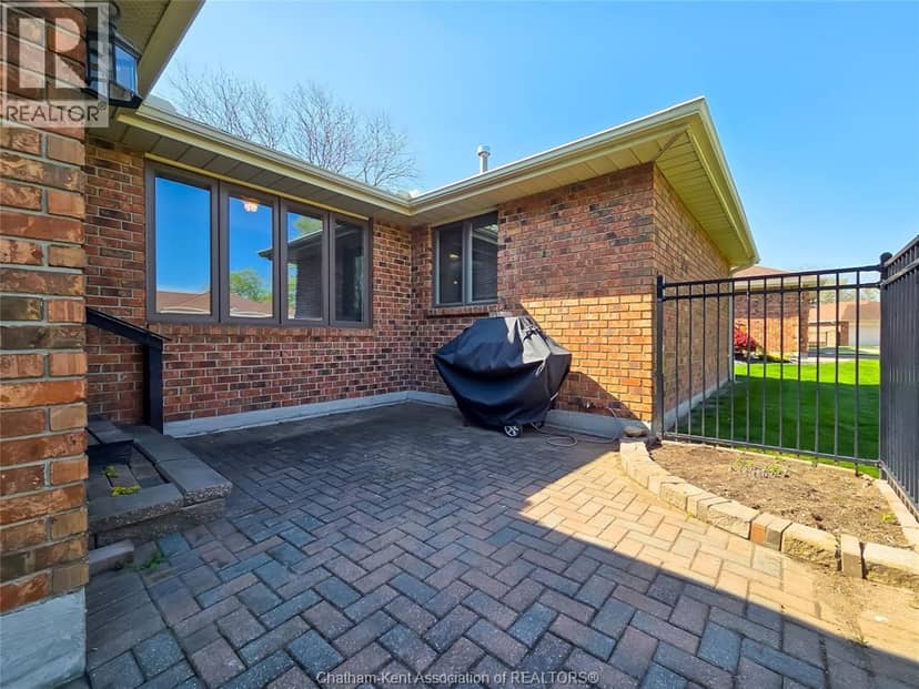 21 Earl DRIVE — photo 2 of 40