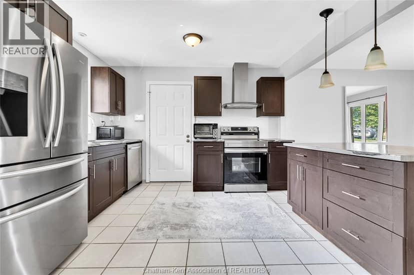 71 Parry DRIVE — photo 5 of 33