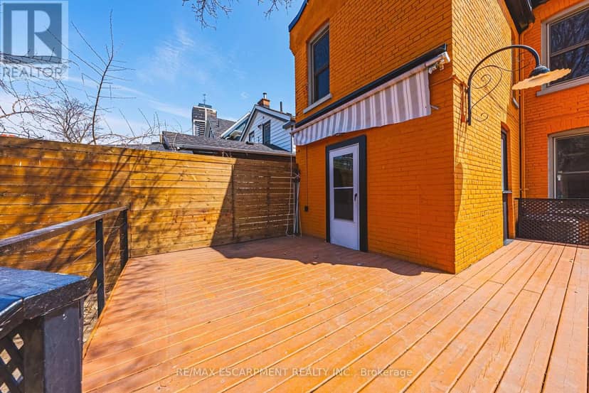 116 Catharine Street S — photo 16 of 17