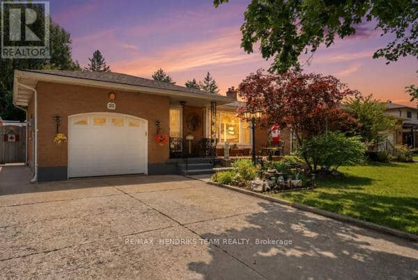 33 Meadowbrook Crescent — photo 2 of 40