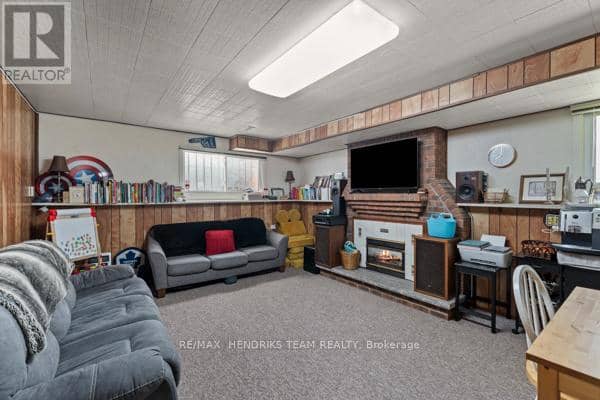33 Meadowbrook Crescent — photo 21 of 40