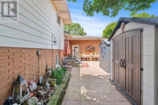 33 Meadowbrook Crescent — photo 30 of 40