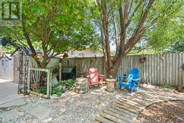 33 Meadowbrook Crescent — photo 32 of 40