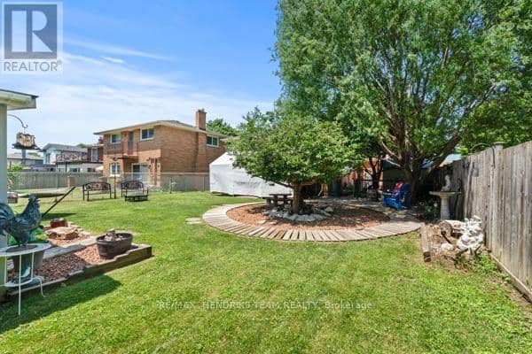 33 Meadowbrook Crescent — photo 39 of 40