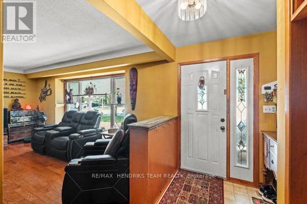 33 Meadowbrook Crescent — photo 5 of 40