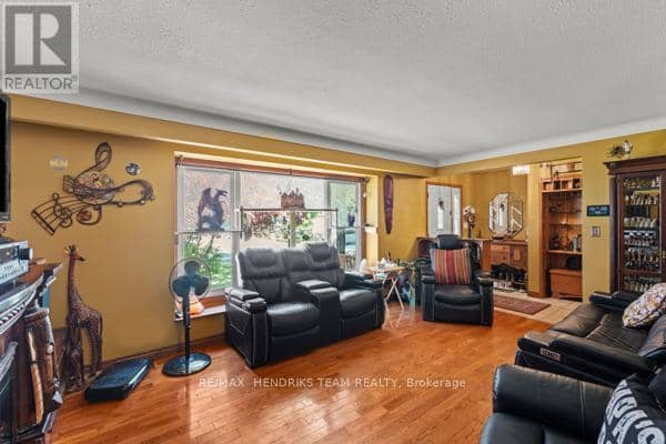 33 Meadowbrook Crescent — photo 8 of 40