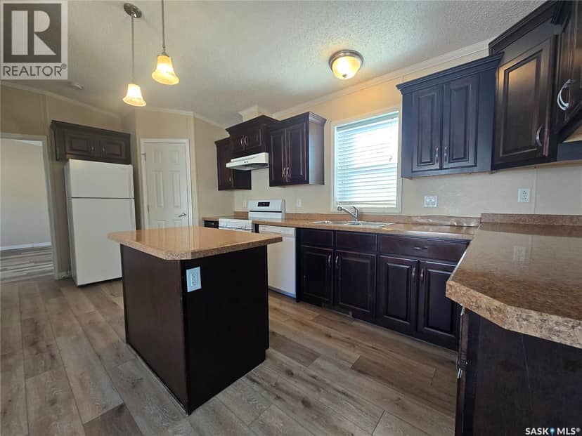 210 Brownlee Street, Weyburn, photo 2
