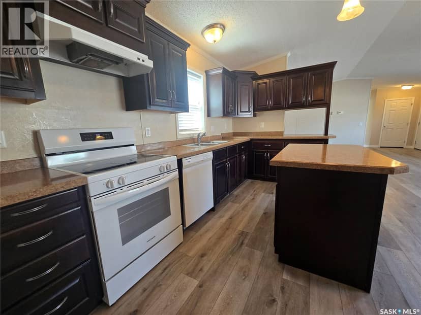 210 Brownlee Street, Weyburn, photo 3