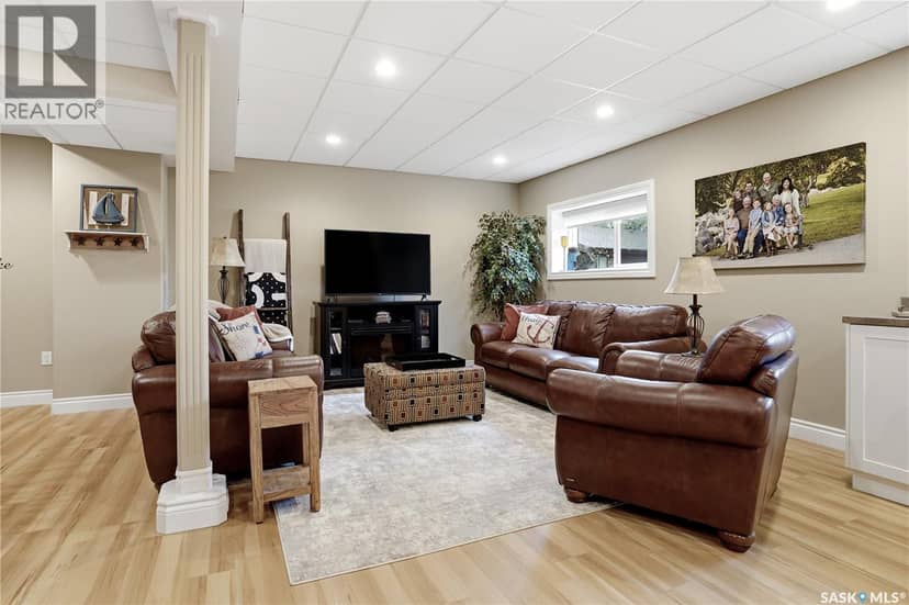 115 Cedar CRESCENT — photo 3 of 40