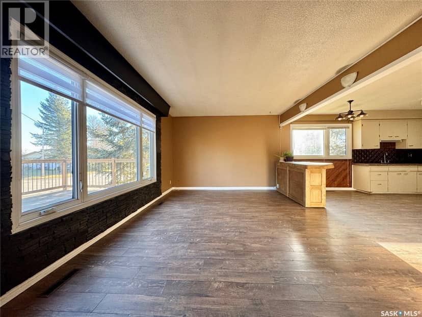 103 Cottonwood CRESCENT — photo 2 of 40