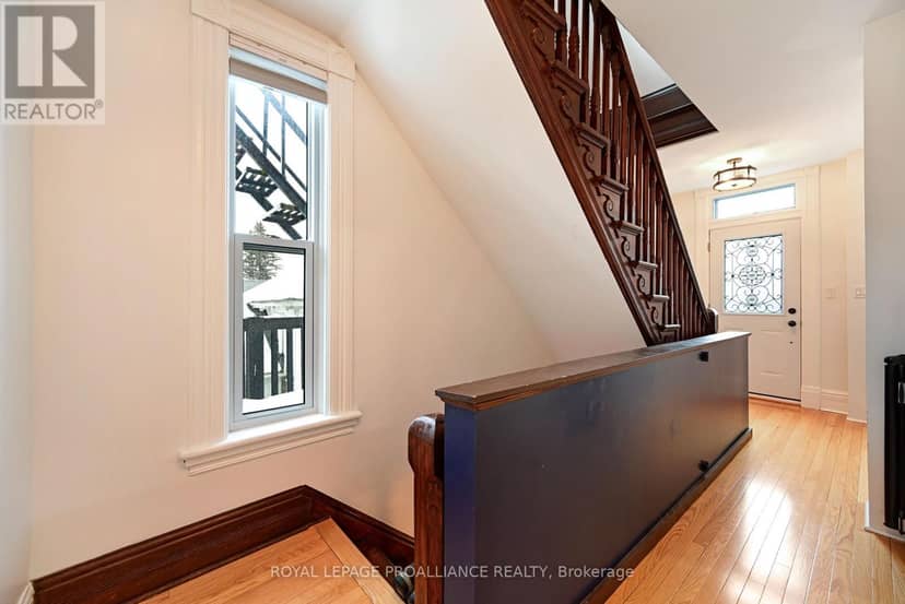 372 King Street W — photo 7 of 38