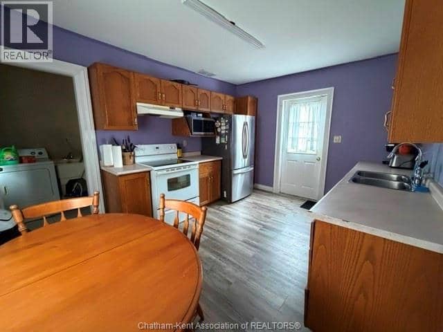303 Wellington STREET West — photo 2 of 12