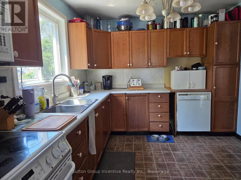 3985 Joyland Drive — photo 7 of 31