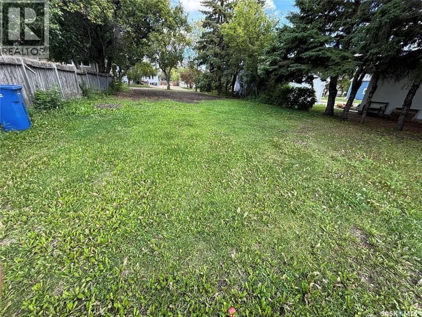 203 Bemister AVENUE W — photo 3 of 5