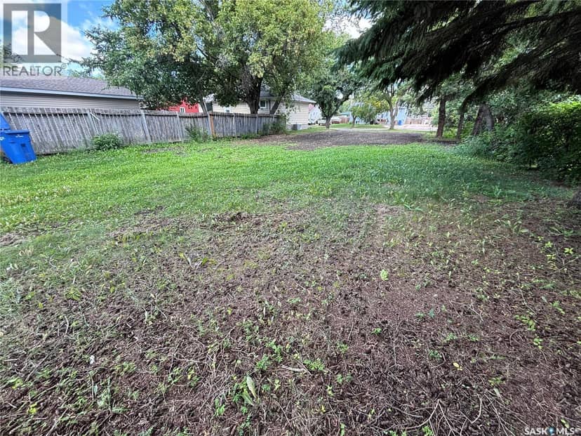 203 Bemister AVENUE W — photo 4 of 5