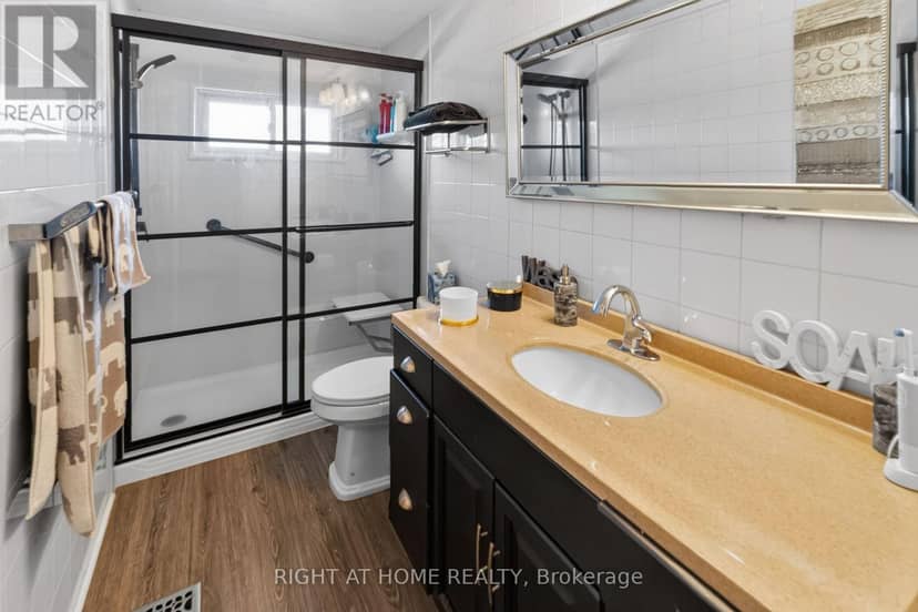 366 Burlington Crescent — photo 15 of 40