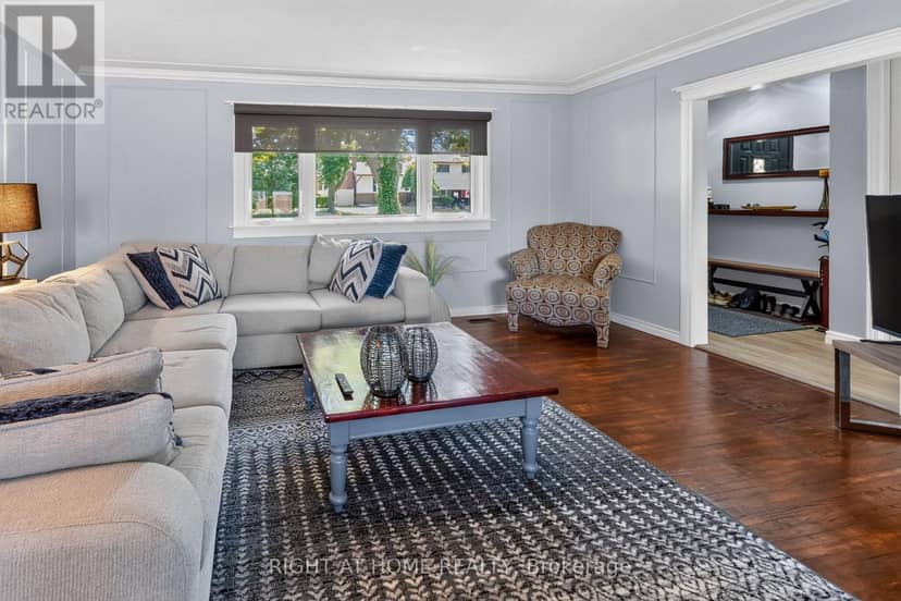 366 Burlington Crescent — photo 4 of 40