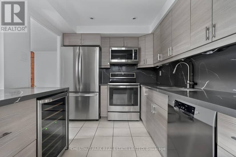 604 - 19 Dundonald Street — photo 9 of 33