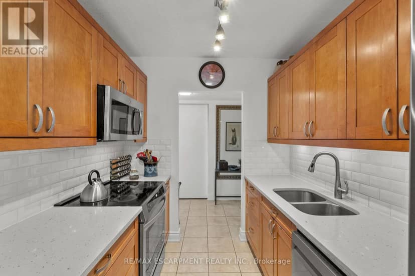 2206 - 75 Queen Street N — photo 5 of 27