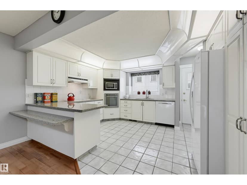 11107 98 AV NW — photo 10 of 40