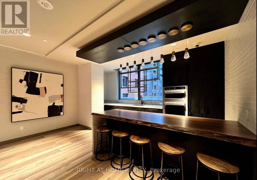 2301 - 327 King Street — photo 16 of 22