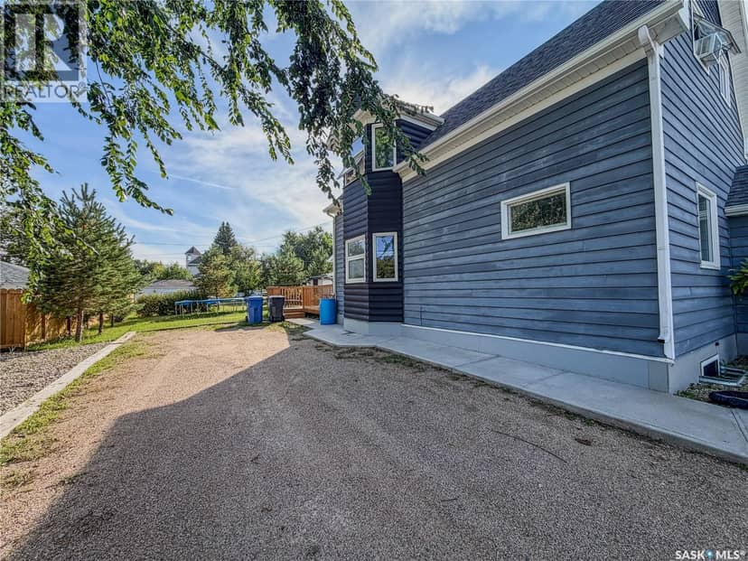 127 10th AVENUE W, Melville, photo 3