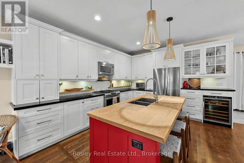 230 Napier Street — photo 7 of 33