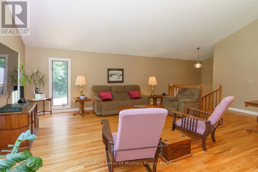 1020 Amelia Crescent — photo 10 of 39