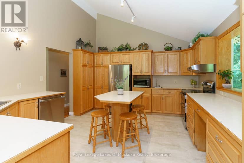 1020 Amelia Crescent — photo 12 of 39