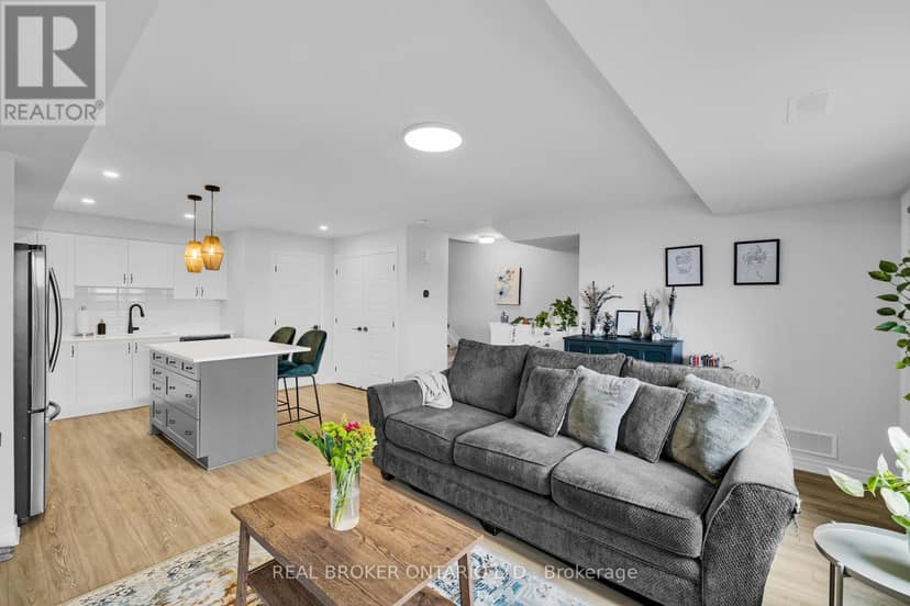 405 Pilot Private, Ottawa, photo 4