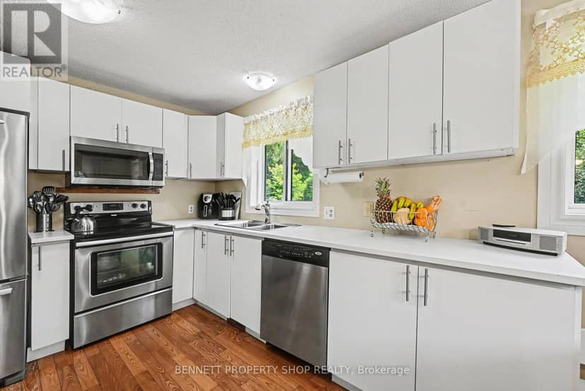 230 Cardinal Crescent — photo 4 of 16