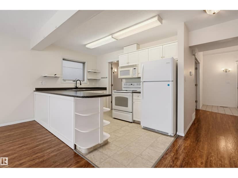 11107 University Av NW, Edmonton, photo 8