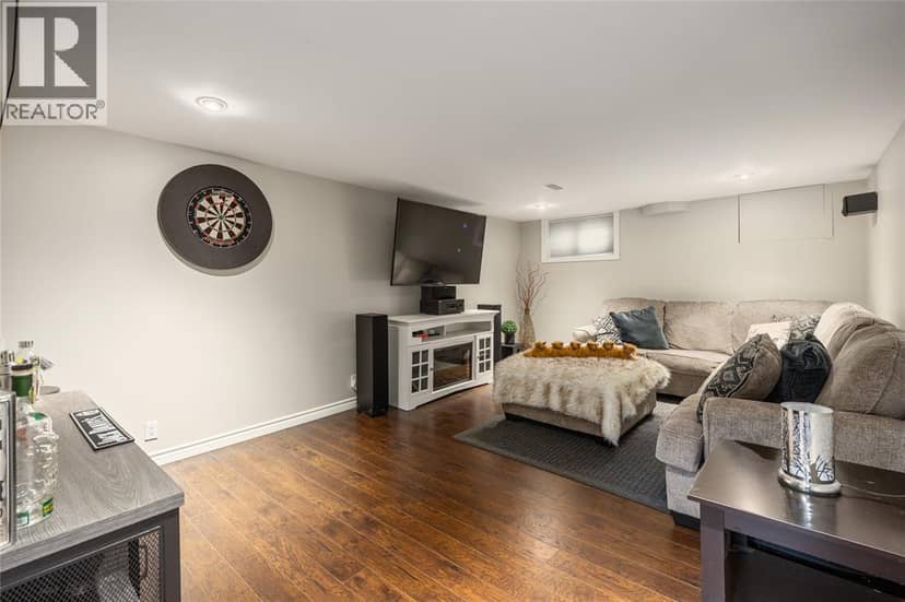 1035 Wellington Street — photo 16 of 33