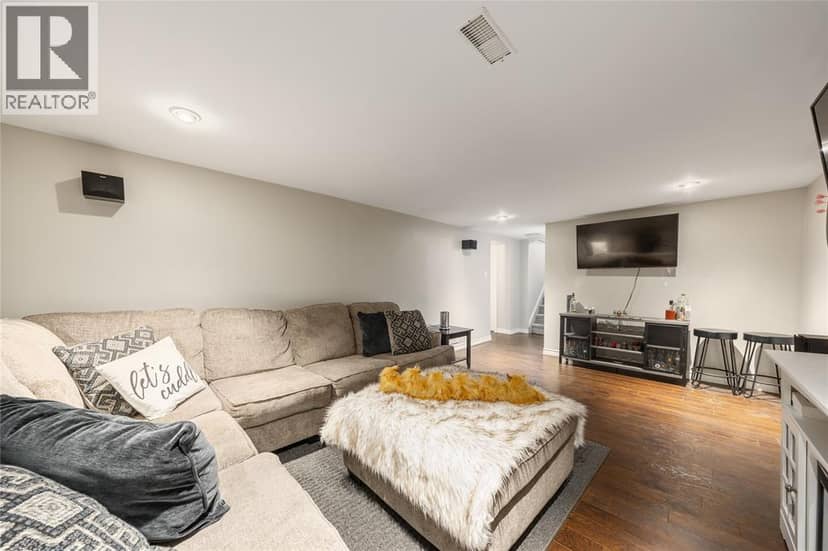 1035 Wellington Street — photo 17 of 33