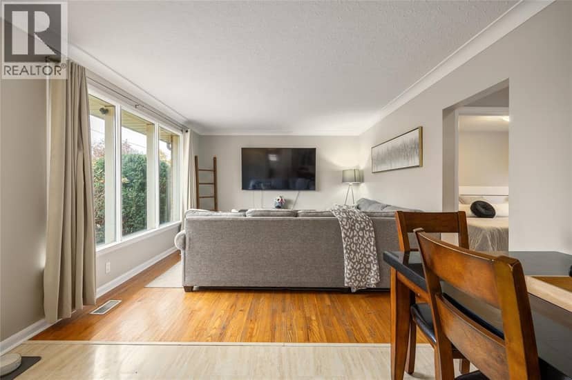 1035 Wellington Street — photo 5 of 33