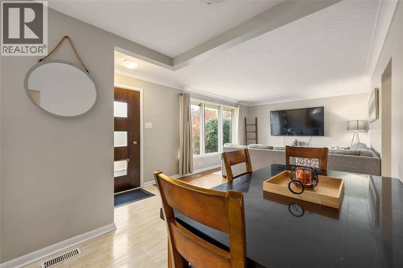 1035 Wellington Street — photo 7 of 33