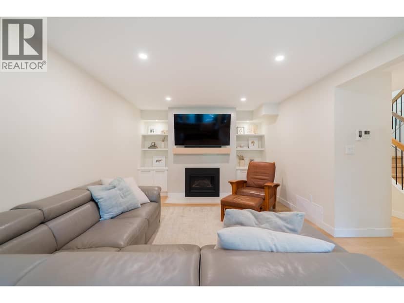 1139 HERITAGE BOULEVARD, North Vancouver, photo 2