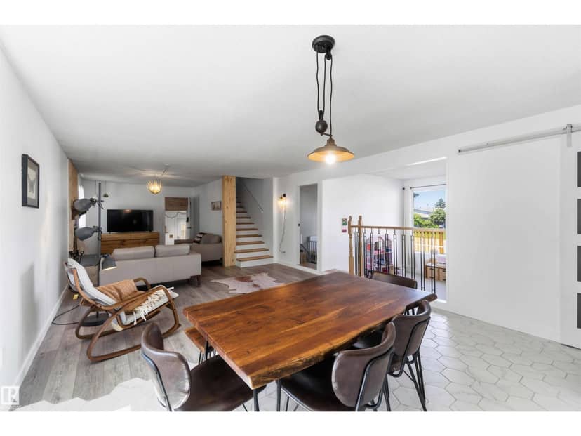 4335 53 AV — photo 16 of 40
