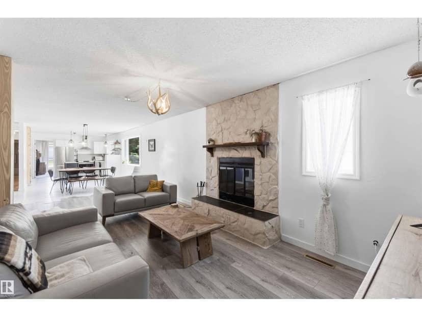 4335 53 AV — photo 22 of 40