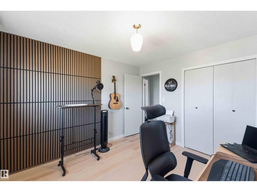 4335 53 AV — photo 34 of 40