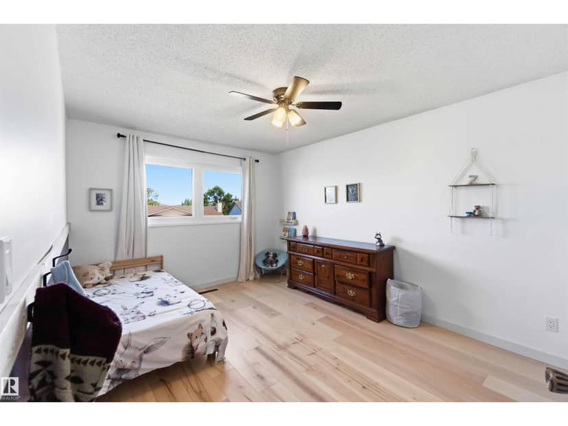 4335 53 AV — photo 35 of 40