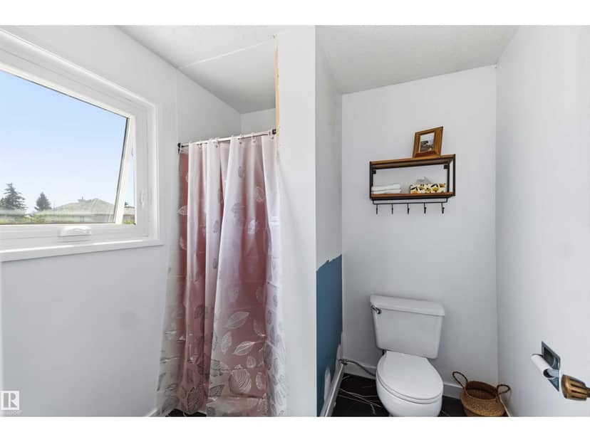 4335 53 AV — photo 37 of 40