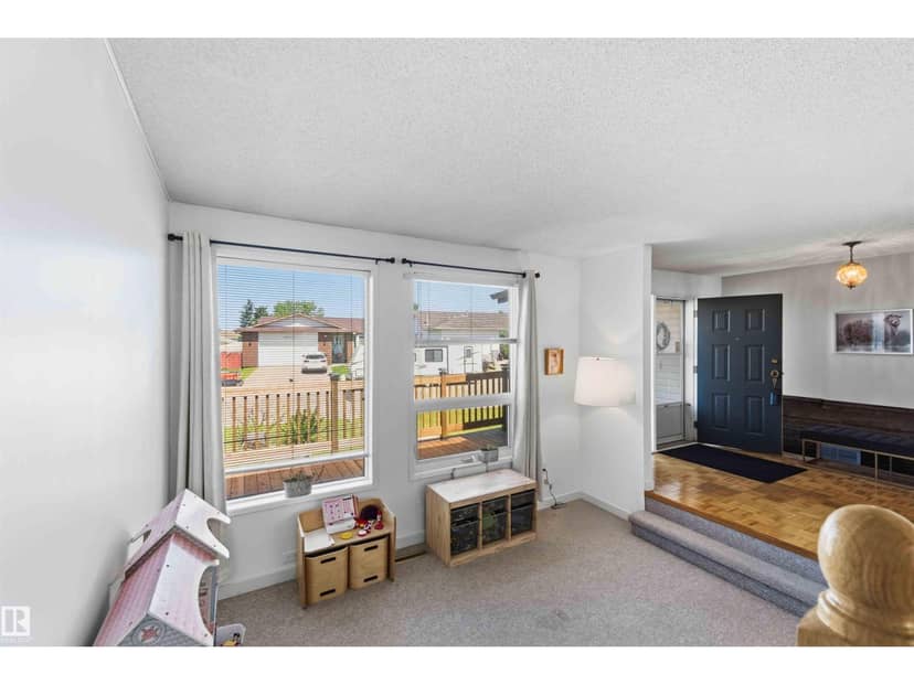 4335 53 AV — photo 9 of 40