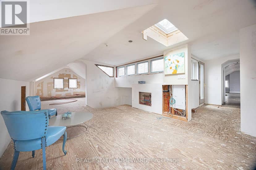 3025 Queen Street E — photo 10 of 40