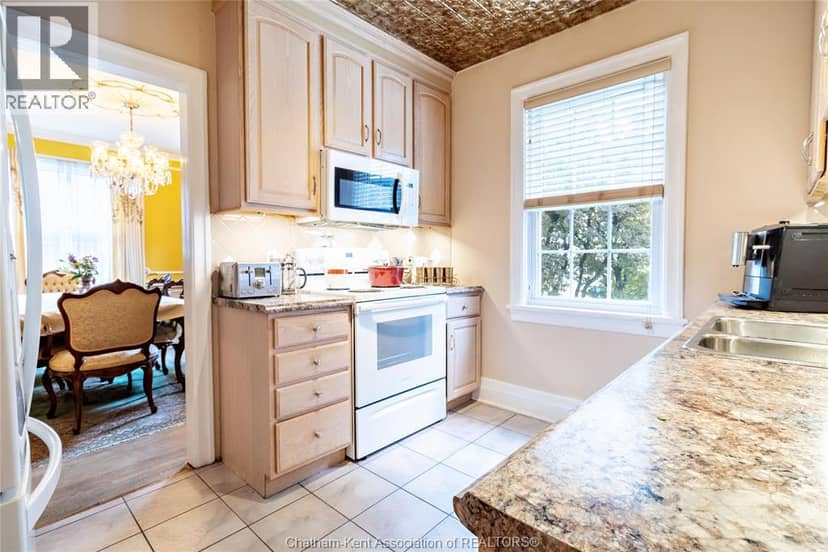 310 Victoria Avenue — photo 12 of 40