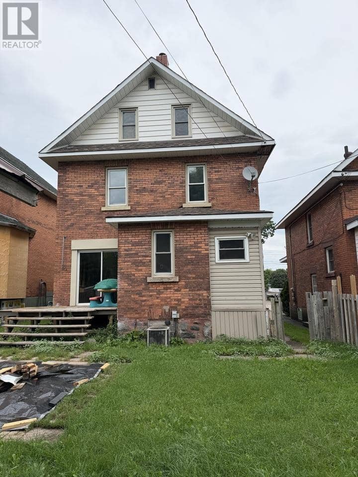 257 Alexandra ST — photo 4 of 25