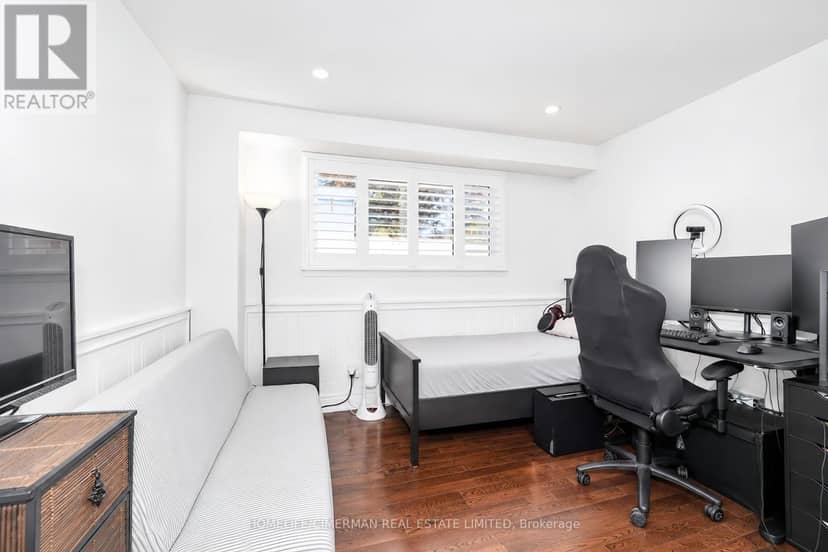 20 Lawrence Crescent — photo 19 of 34