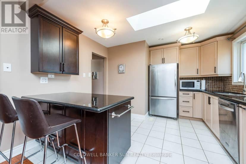 2483 Yarmouth Crescent — photo 10 of 40