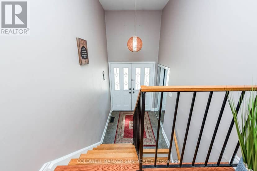 2483 Yarmouth Crescent — photo 4 of 40
